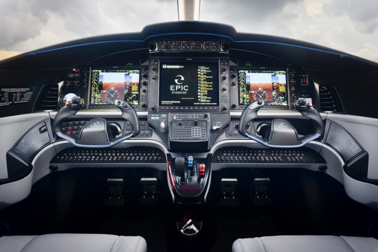 Airplane flight cabin and avionics